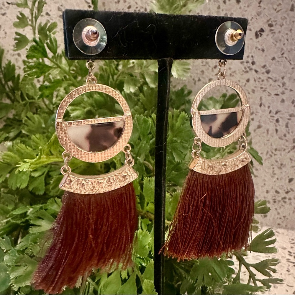Faux tortoise shell and fringe earrings - Picture 6 of 6
